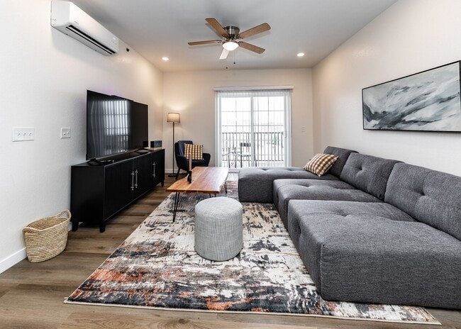 Building Photo - 2 Bedroom 2 Bath Luxury Apartment near Garden of the Gods and Ute Valley