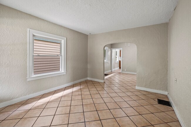 Building Photo - 1120 Fountain St NE