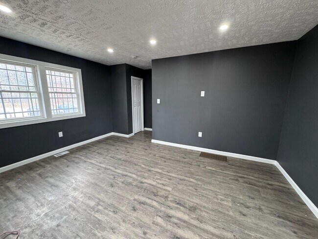 Building Photo - 2127 Winfield Ave