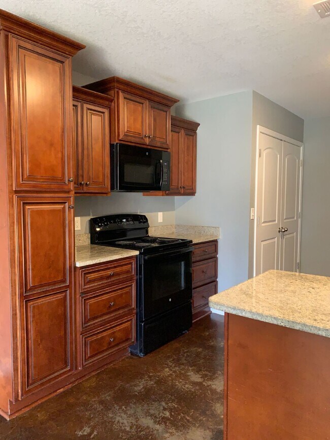 Building Photo - "Charming 2-Bedroom Gem with Granite Elegance in Brookland – 940 Sq Ft of Comfort at 207 S. Holman!"