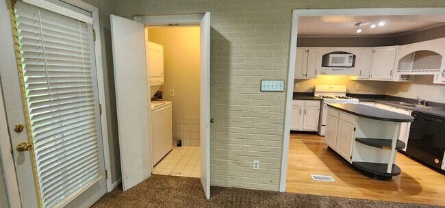 Building Photo - Check This One OUT!! To View is to Rent! 3 Bedroom, 1 Bath. Hardwood Floors, Tile and Newer Carpe...