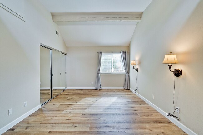 Building Photo - Welcome Home!!! - Modern and Spacious Gem! Townhouse with 2 Primary Bedrooms, Nice balcony, In re...