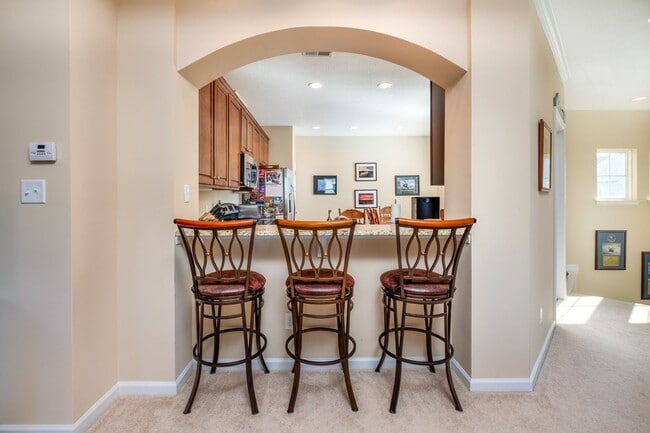 Building Photo - 3BR Open Floor Plan with Sunroom & Garage!