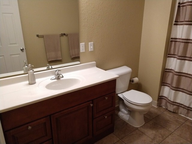 Building Photo - Large 3 Bed/ 2 Bath Townhome on West Side!