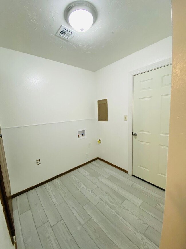 Building Photo - 305 S Fifth