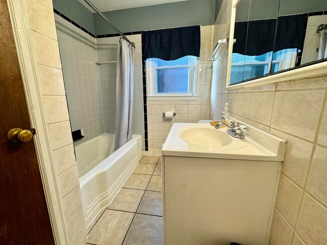 Building Photo - 479 Stratford Dr