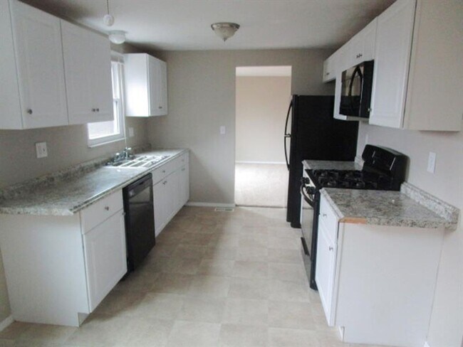 Building Photo - Spacious 3-Bedroom 1.5 bath Home with Fenced Yard & Garage – Ready for You!