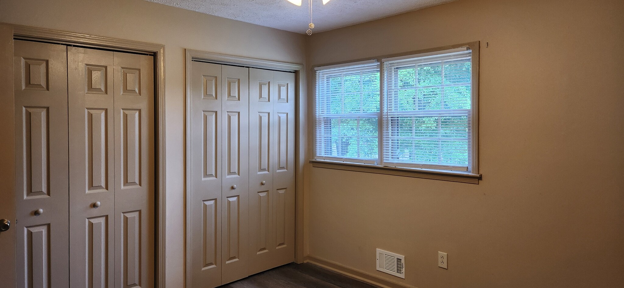 Master bedroom with double closet - 5787 Lorraine Dr