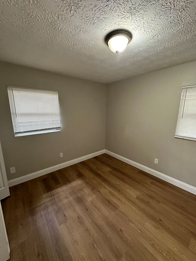 Building Photo - **4/2 BR Single Family home : Available Now