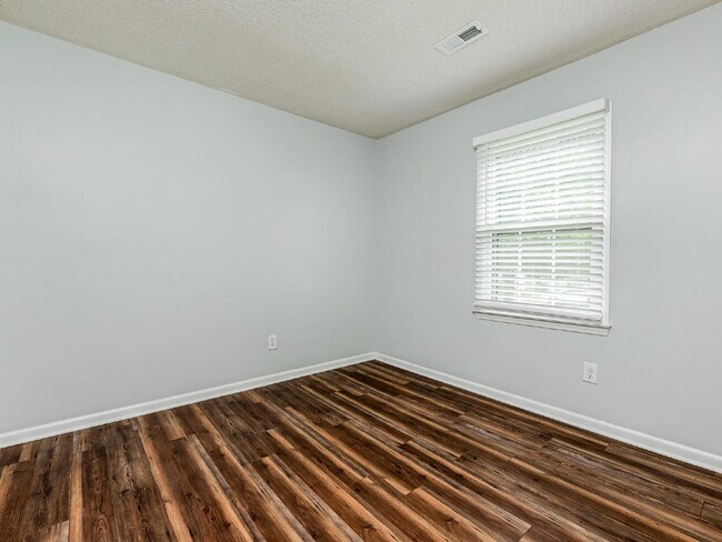 Building Photo - Cute as a button ranch home!
