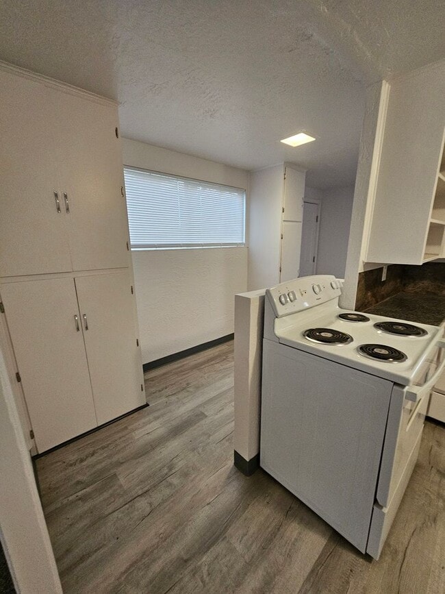 Building Photo - Almost 1300 sqft of Living Space with Plenty of Parking