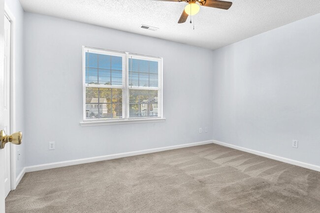 Building Photo - 2 Bed 2.5 Bath Townhome