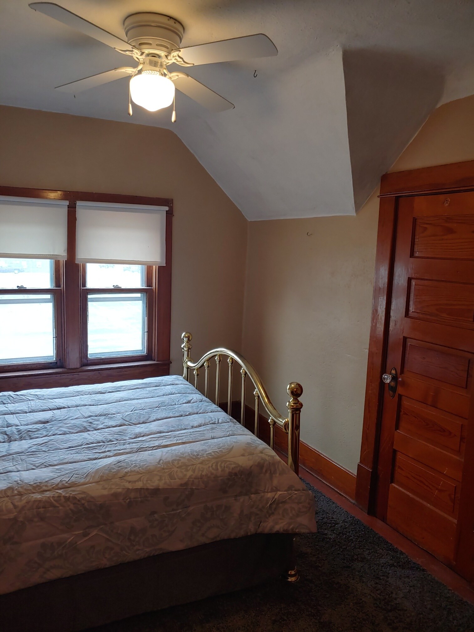 upstairs bedroom #2, all bedrooms have nice size closets - 1146 Howard St