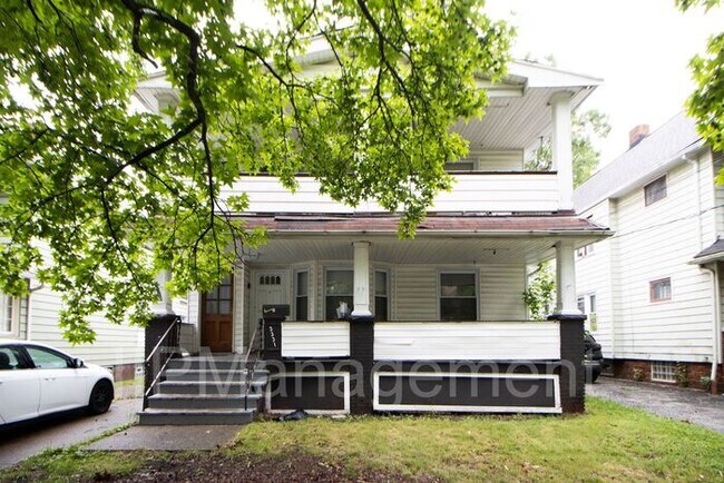 Building Photo - Newly Renovated 2 Bedroom Down Unit in Cle...