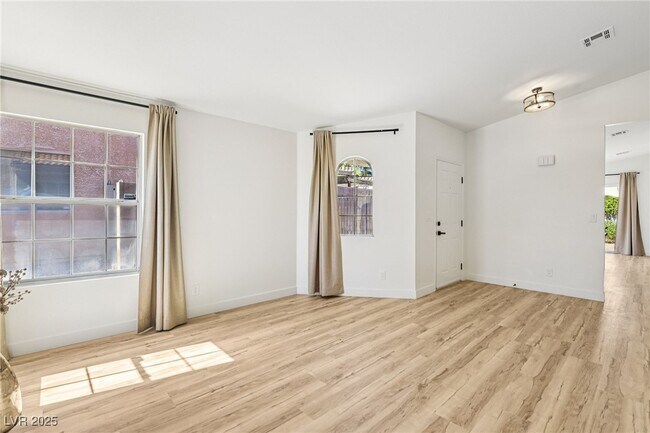 Building Photo - 7400 Queen Palm Dr