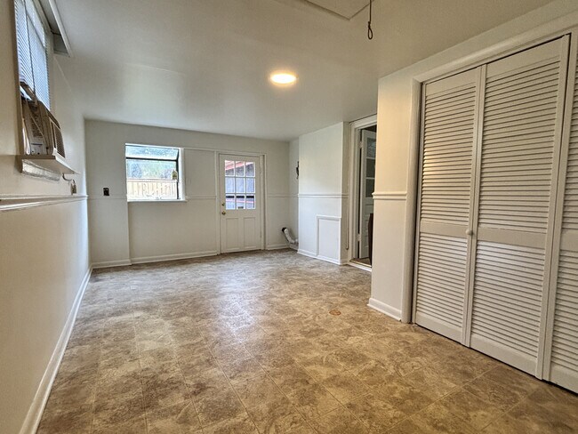 Building Photo - 1301 Richland Pl