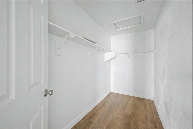 Building Photo - 1112 S Bogle Ct
