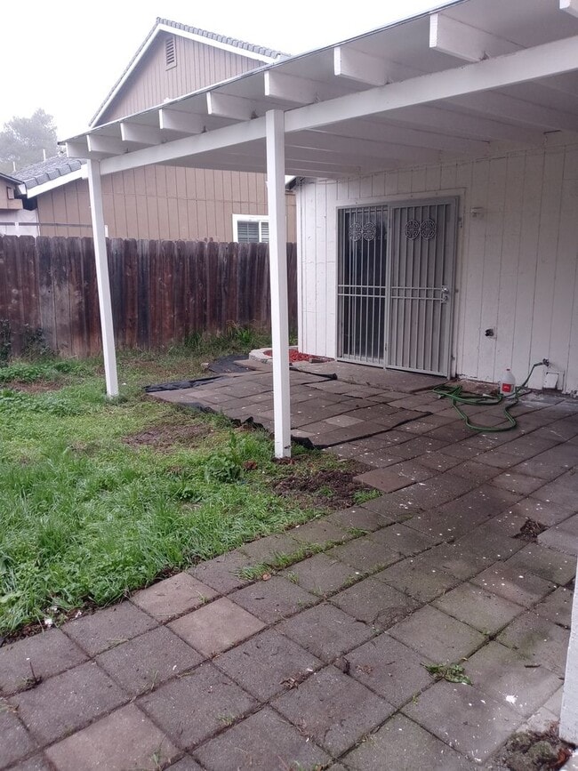 Building Photo - Affordable Home With Large Back Yard