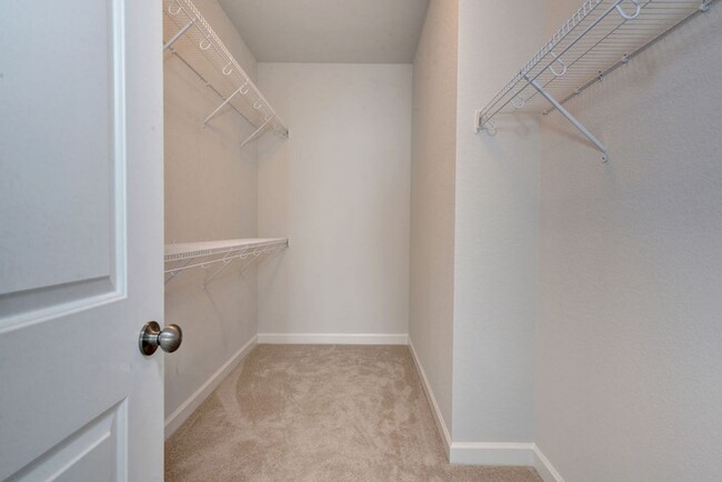 Building Photo - Immaculate End-Unit Townhome