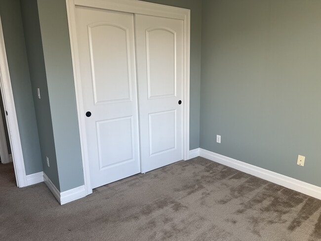 Building Photo - 1526 NE Market Dr