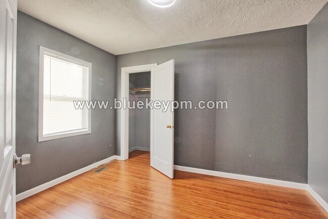 Building Photo - 3 Bed, 1.5 Bath Home with Large Yard and Parking Area in SE Portland