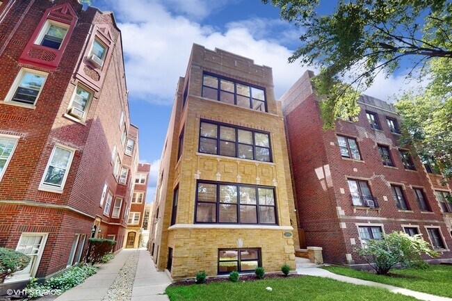 Building Photo - 2051 W Berwyn Ave
