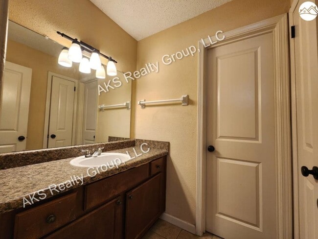 Building Photo - 1108 Chapel Creek Dr