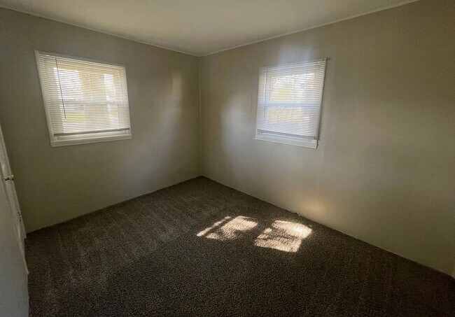 Building Photo - 3-Bedroom Single Family Home with Spacious Backyard - Available August 1st!