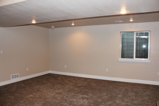 Building Photo - Meticulously maintained townhome on August...