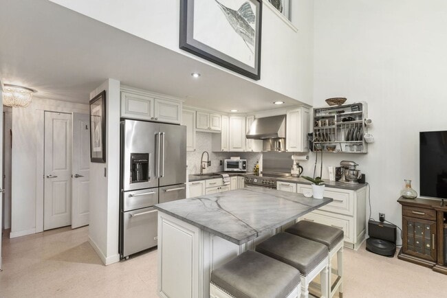 Building Photo - Charming Studio Condo For Rent Downtown Po...