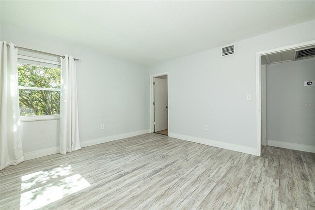 Building Photo - 6950 Avenue Des Palais