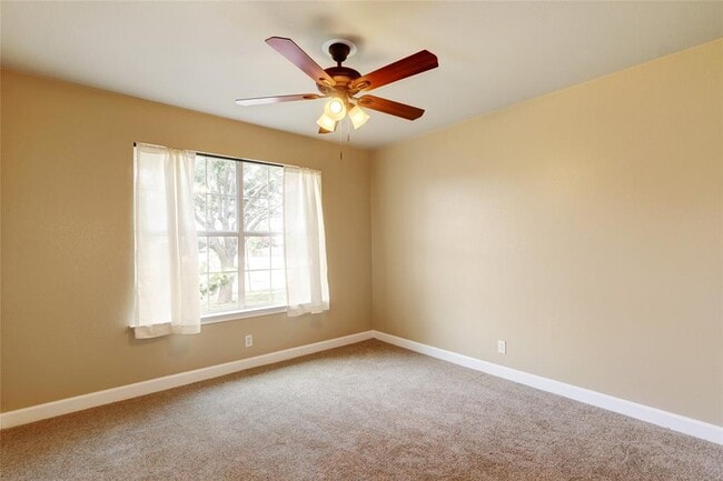 Building Photo - 136 Holmstrom St