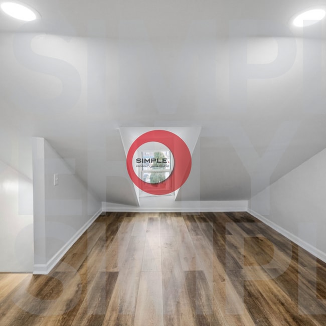 Building Photo - 4 Bedroom / 1 bathroom house