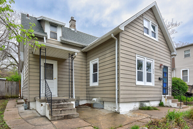 Building Photo - 830 S 50th St