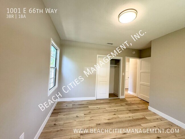 Building Photo - 1001 E 66th Way