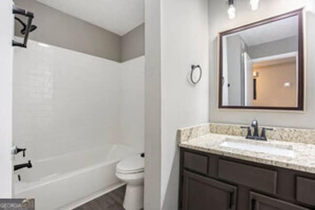 Building Photo - Like New! 2 bedroom 2 bathroom end unit condo! Must see!