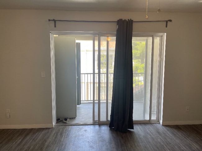 Building Photo - 7210 N Manhattan Ave