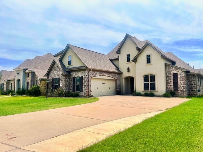 Building Photo - Stunning 4-Bedroom 3-Bath Home for Lease i...