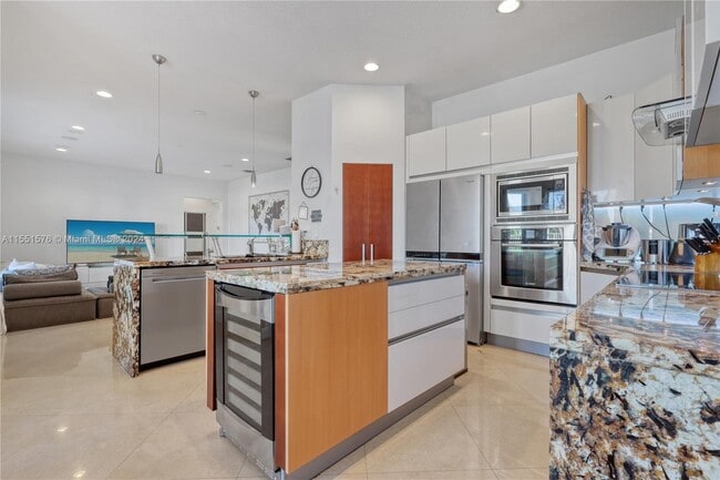 Building Photo - 926 Marina Dr