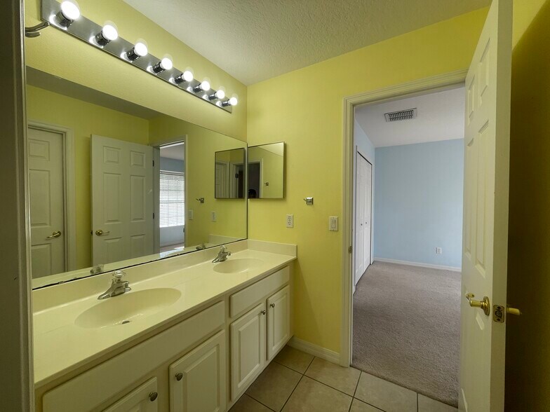 Building Photo - 9805 Portofino Dr