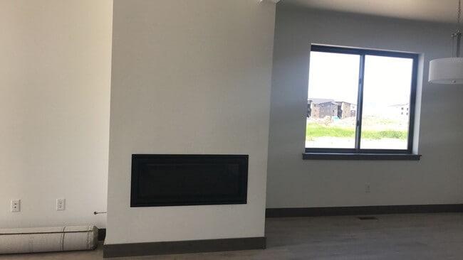 Building Photo - Newer Condo