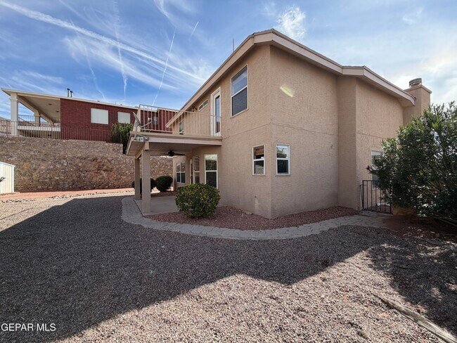 Building Photo - 1013 Via De La Paz Dr