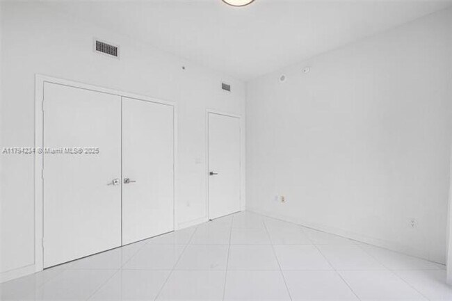 Building Photo - 2020 N Bayshore Dr