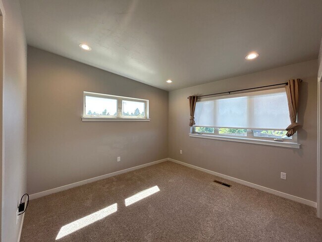 Building Photo - 2 Bedroom Townhouse in SW Redmond