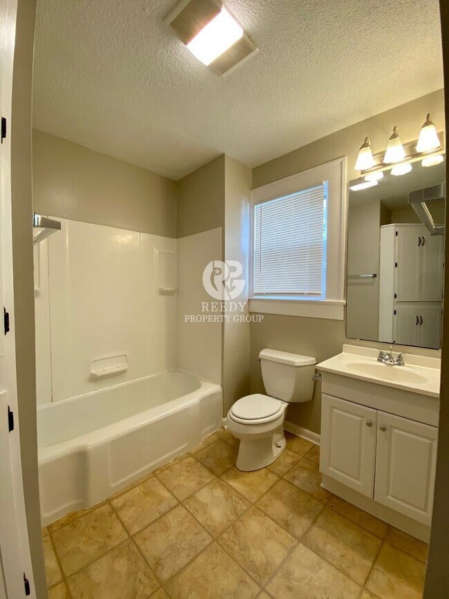 Building Photo - Spacious 3 bedroom  and 1 bath home with FENCED IN BACKYARD located minutes from downtown Spartan...