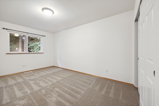 Building Photo - Move in Ready! 3 bed 2.5 bath duplex - Nor...