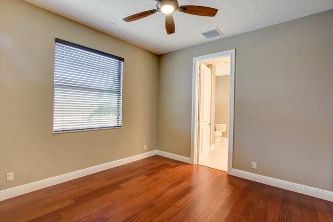 Building Photo - 6669 Cobia Cir