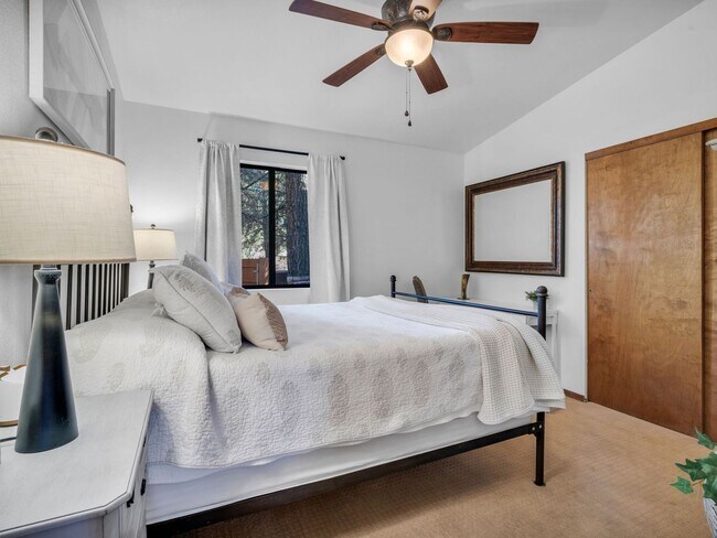 Building Photo - Cozy Furnished Country Club Home