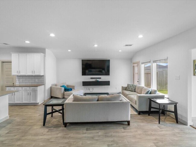 Building Photo - 1702 Maclane Ct