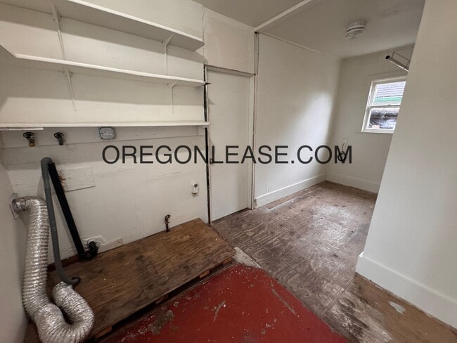 Building Photo - 2bedroom 1 bath downtown Eugene Home